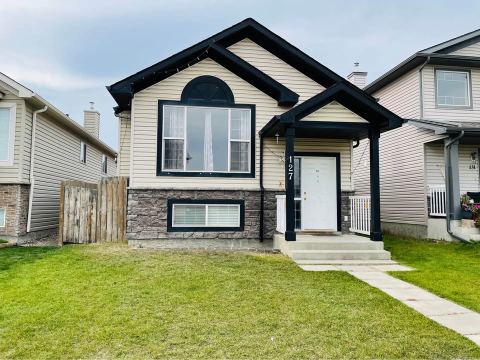 127 Saddlemont Way (main floor)